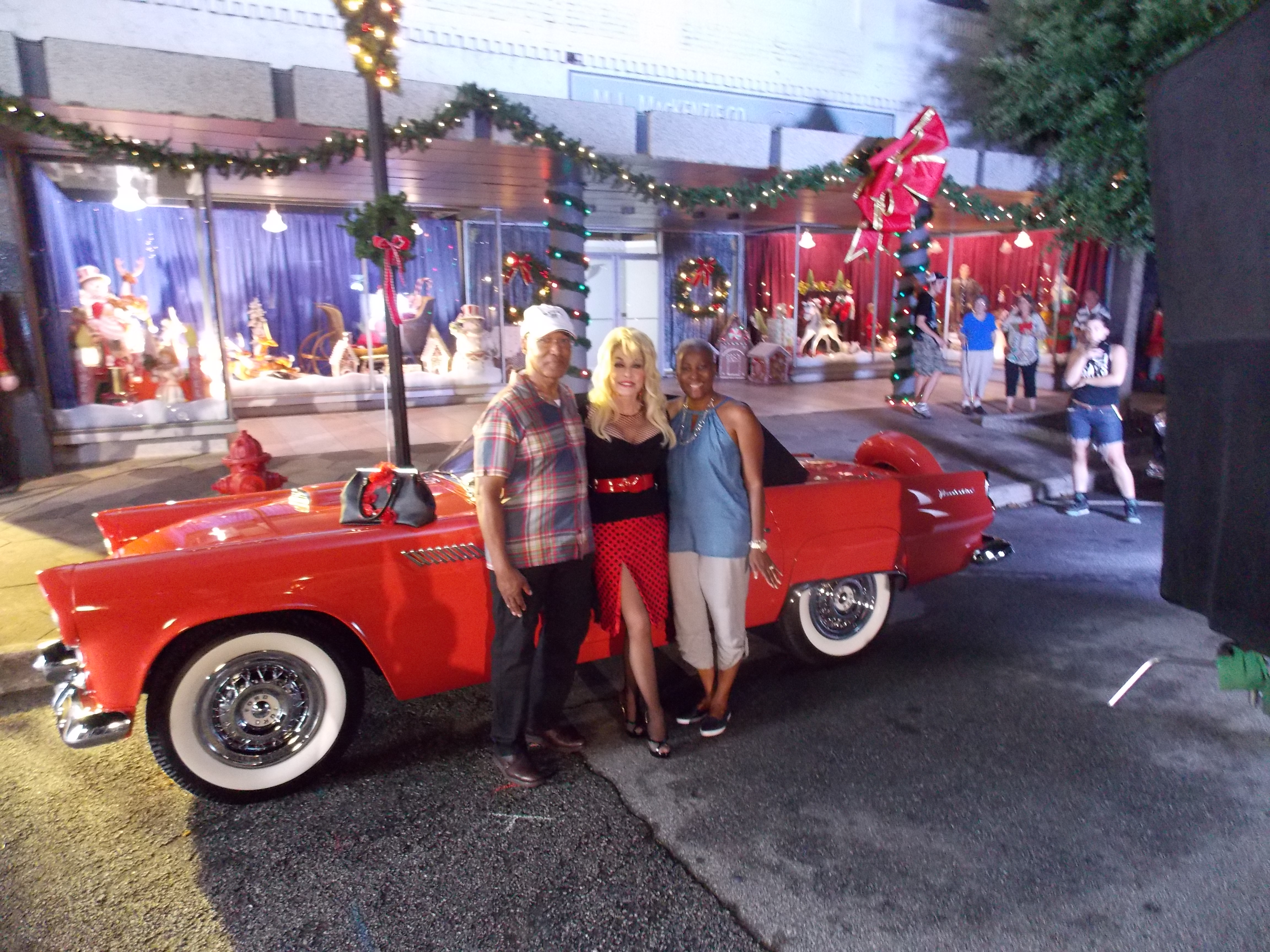 '56 Thunderbird owners with Miss Parton
